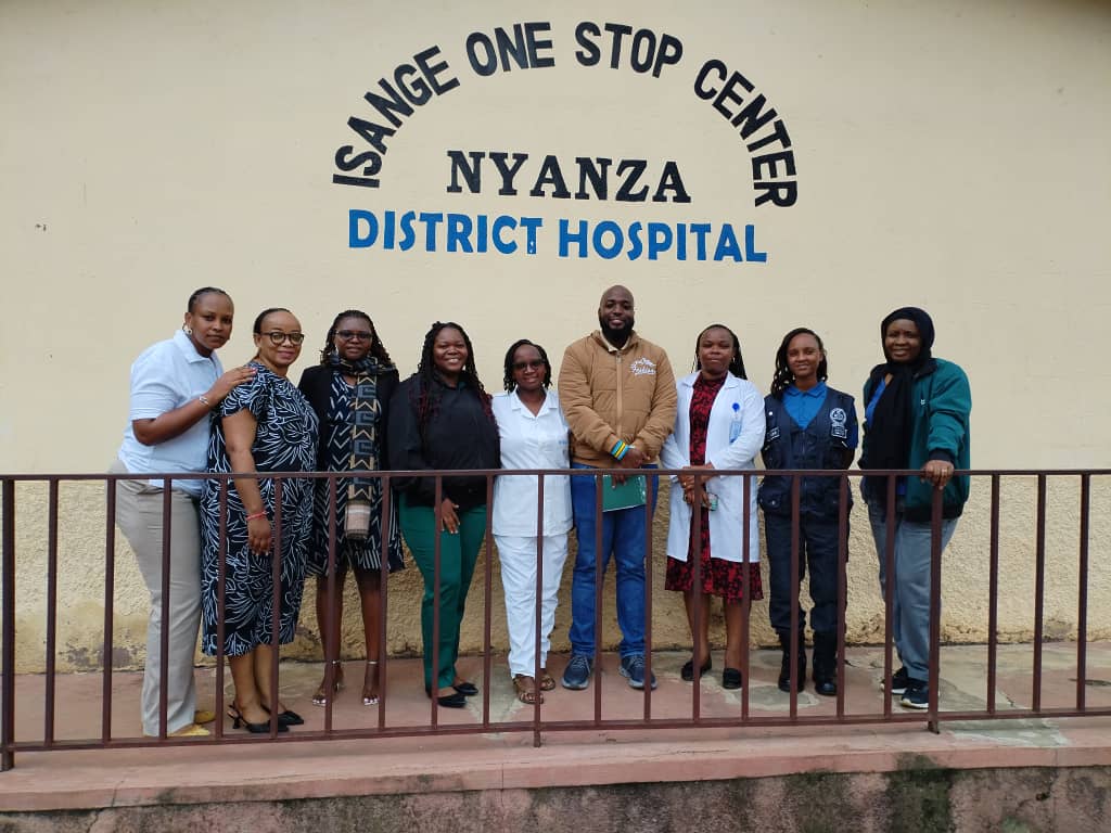NyanzaHospital's tweet photo. Bamwe mu bakorera Umuryango “Brac International” mu bihugu bya #Kenya na #Ghana baherekejwe n'abakorera uwo muryango mu #Rwanda-ishami rya #Nyanza, kuri uyu wa kane baraye bakoreye urugendo shuri mu #bitaro bya Nyanza muri serivisi ya #ISANGE ONE STOP CENTER. @RukundJerome https://t.co/7Mv39JsPD8