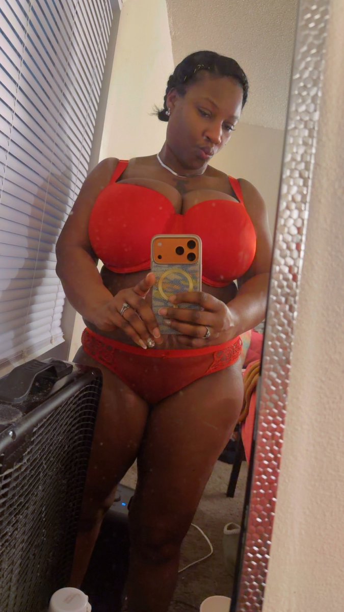 Busty Ebony tweet media