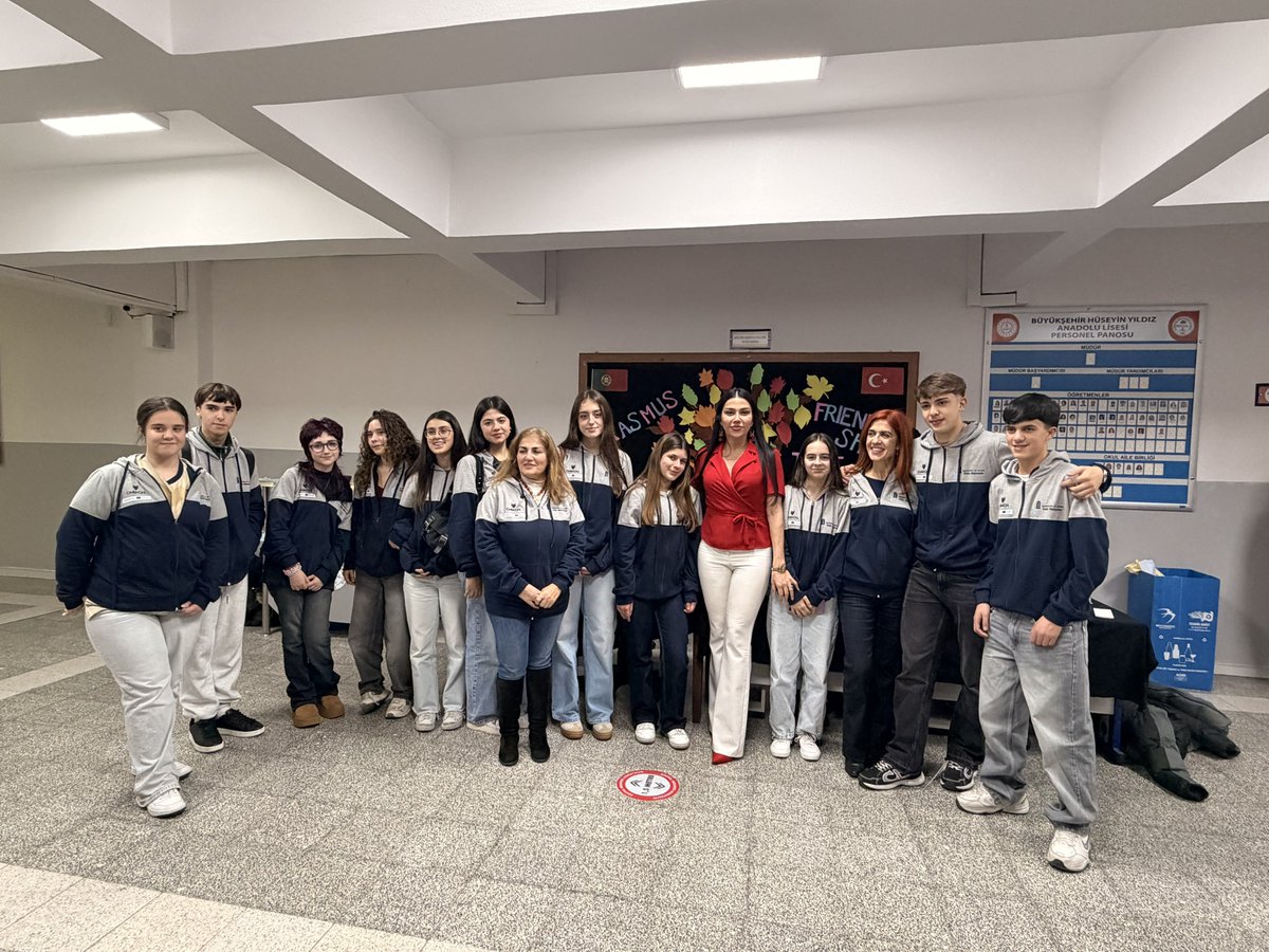 atar_veda's tweet photo. Erasmus Projemiz kapsamında bu hafta okulumuzda Portekizli öğretmen ve öğrencileri ağırladık.  Okulumuzu, çalışmalarımızı, kültürümüzü ve Türkiyemizi en iyi şekilde tanıtmaya çalıştık. Onların sıcak kalplerine bizim misafirperverliğimiz eklenince geride unutulmaz anılar kaldı.  🇵🇹 🇹🇷 @MucahitYentur @istanbulilmem @Beylikduzu_mem @bulent_karacan_