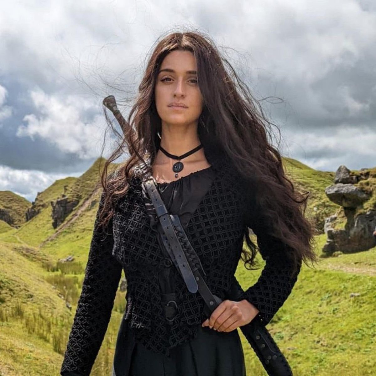 yenthusiastx's tweet photo. anya chalotra as shadowheart bc not only would she genuinely kill it but also i’d love to see her in armour and wielding a sword and also her and the va literally sound the same https://t.co/CVTcTyvL6o