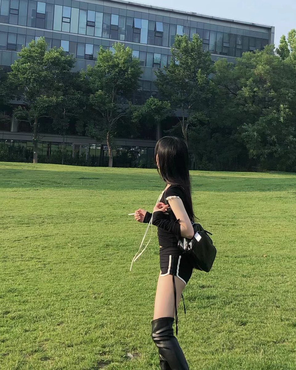 网友投稿 女友闺蜜的过膝长靴
#靴子 #靴女 #骑士靴 #烟筒靴 #长靴 #长筒靴 #恋靴 #靴 #鞋底 #筒靴  #高跟鞋 #女性崇拜
