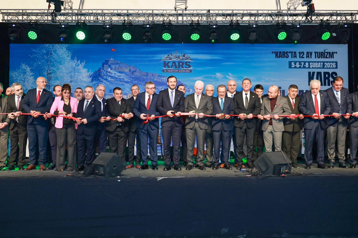 Serhat şehrimiz Kars’ın tanıtım günlerinde hemşehrilerimizle buluştuk. Tarihi, doğası ve beyaz örtüsüyle herkesin gidip görmek istediği önemli bir destinasyon. Bugün onlar bizi ziyarete geldi, inşallah biz de bu kadim şehrimizi ziyarete gideriz. Hoş geldiniz, hoş bulduk Kars!