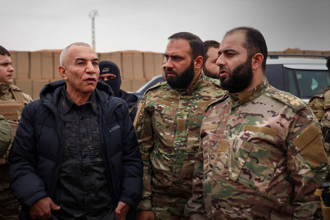 سانا تنشر صوراً لوفد وزارة الدفاع السورية بقيادة رئيس هيئة العمليات في الجيش حمزة الحميدي أثناء إجراء جولةً ميدانية على عدد من المواقع العسكرية بمحافظة الحسكة برفقة ممثلي قوات سوريا الديمقراطية. وقالت الوكالة الرسمية أن الجولة تهدف إلى "تثبيت نقاط الانتشار للوحدات ومتابعة تطبيق الاتفاق المبرم". ويظهر مع الوفد العسكري السوري ، القيادي في قسد المرشح لمنصب مساعد وزير الدفاع جيا كوباني 