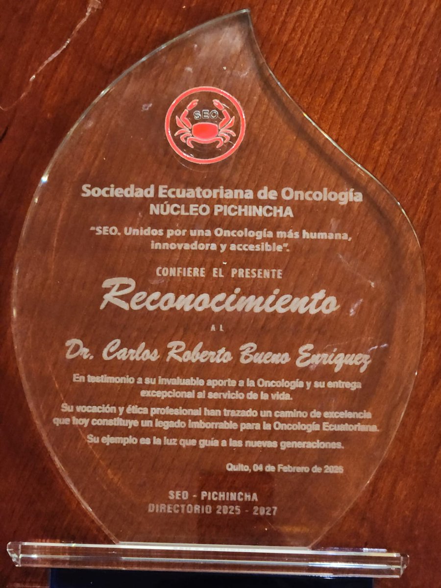 Oncolab's tweet photo. El Director Médico de @Oncolab Dr Carlos Bueno Enriquez recibe un valioso reconocimiento 🏅a su carrera profesional por parte de la @oncologiaec que destaca su aporte, vocación y servicio excepcionales al servicio de la vida 🇪🇨. Felicitaciones ! https://t.co/31ZdiYenjy