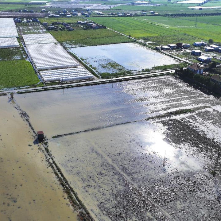 İzmir'de 6 günlük yağış şubat ayı ortalamasını geçti

Geçen yılı kurak geçiren ve barajlarındaki su miktarı kritik seviyeye gerileyen İzmir, 2 Şubat Pazartesi gününden itibaren metrekareye ortalama 106,4 kilogram yağış aldı.