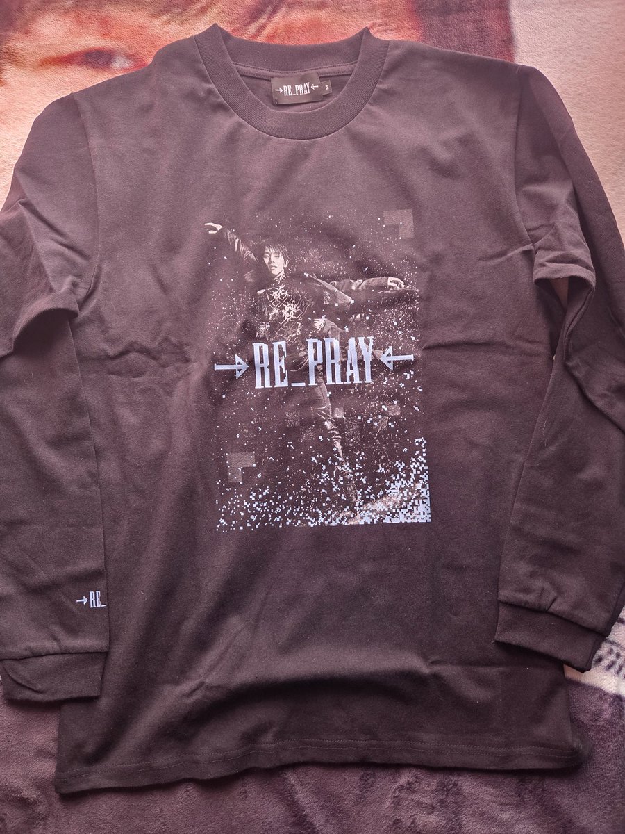 They finally delivered it after it was stuck at the post office in my city for 9 days!! 😑 But I forgive them because they didn't charge me customs taxes 💰hahaha😅🥳
It's beautiful!!! 👕💿😍😍😍
#羽生結弦RE_PRAY祝円盤化 #羽生結弦 #YuzuruHanyu #Re_Pray