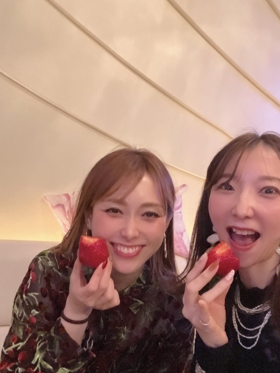 noak1220's tweet photo. 今日はオパールムーンでした🌝
歌ってたら突然女神降臨👸✨✨✨
思わず叫んでしまいました😂
イチゴ🍓と杏里さん
こんな可愛い組み合わせある？？？ https://t.co/LzEenNn65a