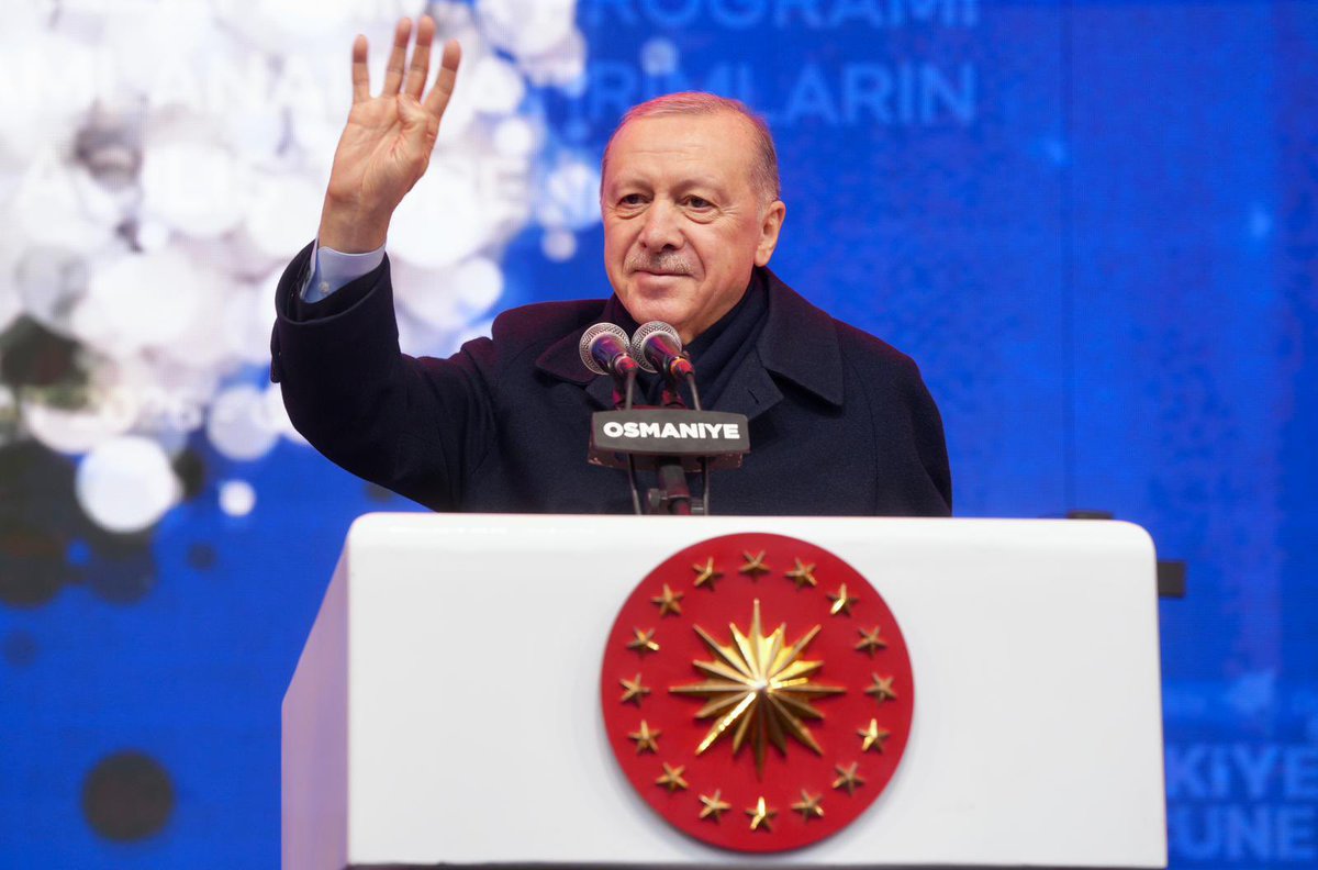 AliYerlikaya's tweet photo. Bugün Cumhurbaşkanımız Sayın @RTErdogan ve Milliyetçi Hareket Partisi Genel Başkanı Sayın Devlet Bahçeli’nin teşrifleriyle Osmaniye’de düzenlenen, “6 Şubat Depremleri Anma Programı ve Yapımı Tamamlanan Yatırımların Toplu Açılış Töreni”ndeydik.

Osmaniye’miz Torosların eteğinde kök salmış, vatana sadakatin, bayrağa sevdanın simgesidir. Bu şehir ki Cebelibereket’tir. Zor günlerde omuz omuza vermeyi şiar edinmiş yiğitlerin yurdudur.
 
Milletimizin zor günlerde nasıl bir araya geldiğine, kararlılığını nasıl diri tuttuğuna Osmaniyeli kardeşlerimiz şahit. 

6 Şubat’ta şafağın ilk ışıkları, sadece enkazları değil, o enkazlardan güçlenerek çıkan, bitmek tükenmek bilmeyen bir iradeyi de aydınlatmıştı.

Cumhurbaşkanımız Sayın @RTErdogan’ın sarsılmaz liderliğinde hep birlikte ayağa kalkmayı bildik. Yaralarımızı birlikte sardık.

Gözyaşını umuda, yıkımları yeniden dirilişe dönüştürme gayretini ortaya koyduk. Asrın Felaketini, Asrın Birlikteliğine dönüştürdük.
Dünyanın en büyük iyileştirme operasyonuna, el birliğiyle imza attık.

İşte bugün, 6 Şubat’ın üçüncü yıldönümünde Osmaniye’miz bu iradeyi, bu kararlılığı bir kez daha bağrına bastı.
 
Hep birlikte dedi ki: #TürkiyeminGücüneBak🇹🇷 

📍Osmaniye