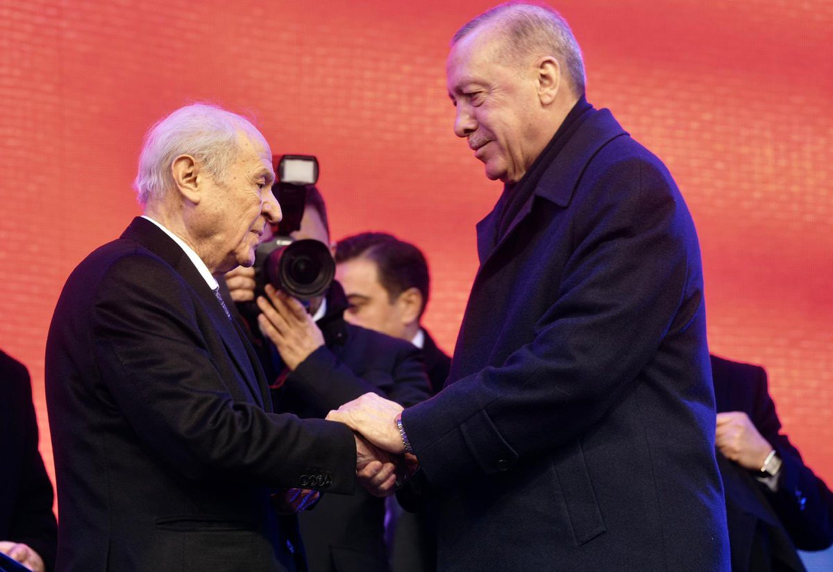 AliYerlikaya's tweet photo. Bugün Cumhurbaşkanımız Sayın @RTErdogan ve Milliyetçi Hareket Partisi Genel Başkanı Sayın Devlet Bahçeli’nin teşrifleriyle Osmaniye’de düzenlenen, “6 Şubat Depremleri Anma Programı ve Yapımı Tamamlanan Yatırımların Toplu Açılış Töreni”ndeydik.

Osmaniye’miz Torosların eteğinde kök salmış, vatana sadakatin, bayrağa sevdanın simgesidir. Bu şehir ki Cebelibereket’tir. Zor günlerde omuz omuza vermeyi şiar edinmiş yiğitlerin yurdudur.
 
Milletimizin zor günlerde nasıl bir araya geldiğine, kararlılığını nasıl diri tuttuğuna Osmaniyeli kardeşlerimiz şahit. 

6 Şubat’ta şafağın ilk ışıkları, sadece enkazları değil, o enkazlardan güçlenerek çıkan, bitmek tükenmek bilmeyen bir iradeyi de aydınlatmıştı.

Cumhurbaşkanımız Sayın @RTErdogan’ın sarsılmaz liderliğinde hep birlikte ayağa kalkmayı bildik. Yaralarımızı birlikte sardık.

Gözyaşını umuda, yıkımları yeniden dirilişe dönüştürme gayretini ortaya koyduk. Asrın Felaketini, Asrın Birlikteliğine dönüştürdük.
Dünyanın en büyük iyileştirme operasyonuna, el birliğiyle imza attık.

İşte bugün, 6 Şubat’ın üçüncü yıldönümünde Osmaniye’miz bu iradeyi, bu kararlılığı bir kez daha bağrına bastı.
 
Hep birlikte dedi ki: #TürkiyeminGücüneBak🇹🇷 

📍Osmaniye