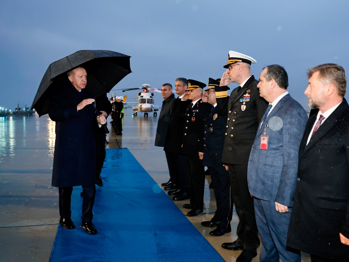 Cumhurbaşkanımız Sayın Recep Tayyip Erdoğan, Osmaniye’de gerçekleştirdikleri bir dizi programın ardından Valimiz Sayın Mustafa Yavuz ve protokol tarafından Çukurova Havalimanımızdan uğurlandı. 

#RecepTayyipErdoğan
#TCCumhurbaşkanlığı
#tcadanavaliligi 
#ValiMustafaYavuz
#Adana