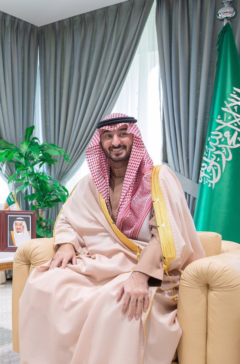 كل ماشديت مطلع وقالوا ياسلام
قمت اعدّل في بيوت الشعر واعيدها

مدحة العادي تجي عابره مثل الكلام
ومدحة النادر مهاة ٍ عسير ٍ صيدها

كيف عبدالله ولد بندر ونسل الامام
المدايح ماتزيده وهو يزيدها

خالقه ربي ممجد كريم ومن كرام
ماهو بحاجة بيوتي ولاتمجيدها

بس يلحقني ليا ابطيت من نفسي ملام