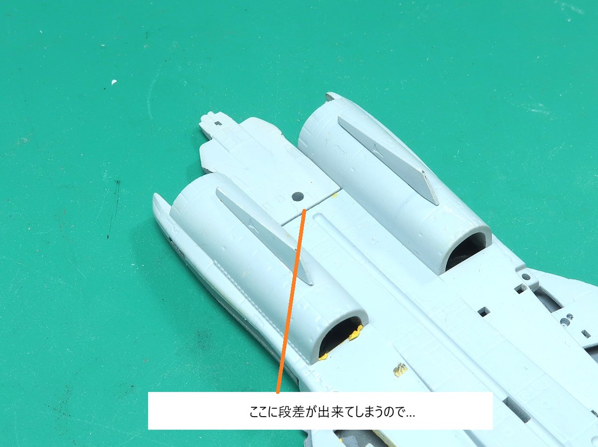 tryz_wot's tweet photo. エフトイズ 1/144 トムキャットメモリーズ
製作その17 胴体１

①胴体上下接着時に押さえ過ぎると段差ができるので
②前もってスペーサーを入れておく
③まぁ接着してから気づいたんですけどね
④2機同時は大変だ（いまさら

インテイク接着は胴体の工作が全て終わってから🤔

#144スケモ
#エフトイズ https://t.co/RWOmLCzuAr