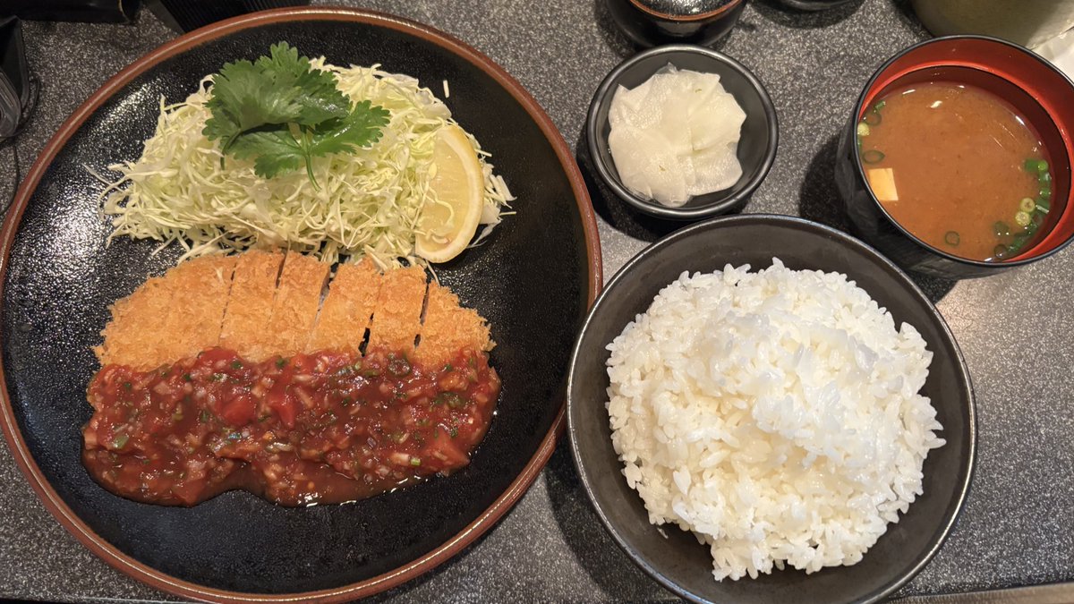 an_201403's tweet photo. とんかつ定食美味
誰かと一緒に楽しく食事しながら食べたiね☺️ https://t.co/RasbvIavSo