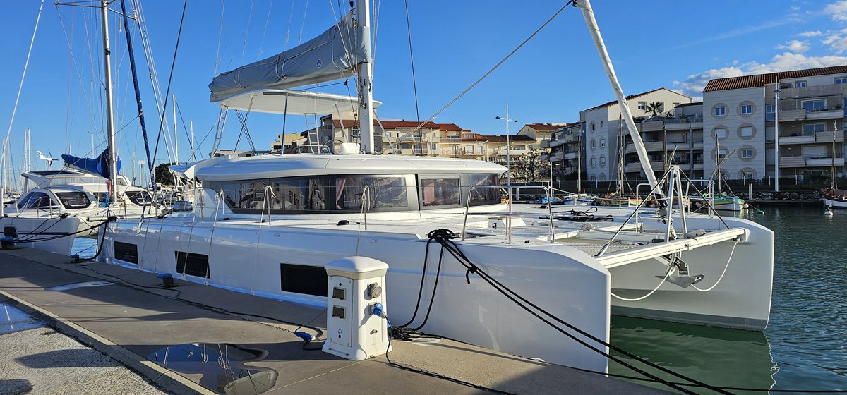 multihullmgr's tweet photo. Lagoon 46: a modern, spacious catamaran designed for comfortable cruising. Generous living spaces, a welcoming cockpit, enjoyable flybridge and solid sailing performance. A versatile best-seller
#lagoon46 #multihull #lagooncatamaran #Bestseller #catamaran https://t.co/BHZRFFDf8L