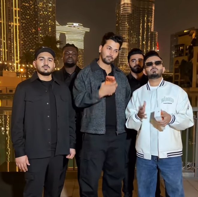 दुबई में छोटे भाई बड़े भाई नाम से प्रसिद्ध दोनों सख्त बड़े होसियार बिजनिसमैन है. जैसे ही कोई भारत में वायरल होतें है

तुरंत पासपोर्ट विजा बनवा कर उसे दुबई बुला लेते हैं. और स्वागत ऐसे करते हैं जैसे कोई प्रधानमंत्री पहुँच गया हो

सेलिब्रिटी के आसपास सैकड़ों कैमरे लगे रहते हैं,