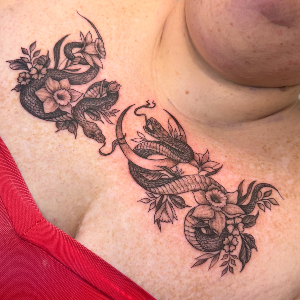#tatt #tattoo #tattooedgirls #inkedgirls #floral #blackandgraytattoo #snake #chesttattoos