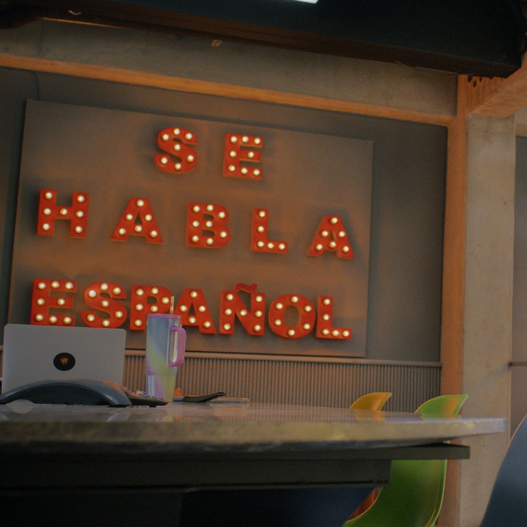 NetflixES's tweet image. No, ningún "afternoon" ni ningún "hello", AQUÍ-