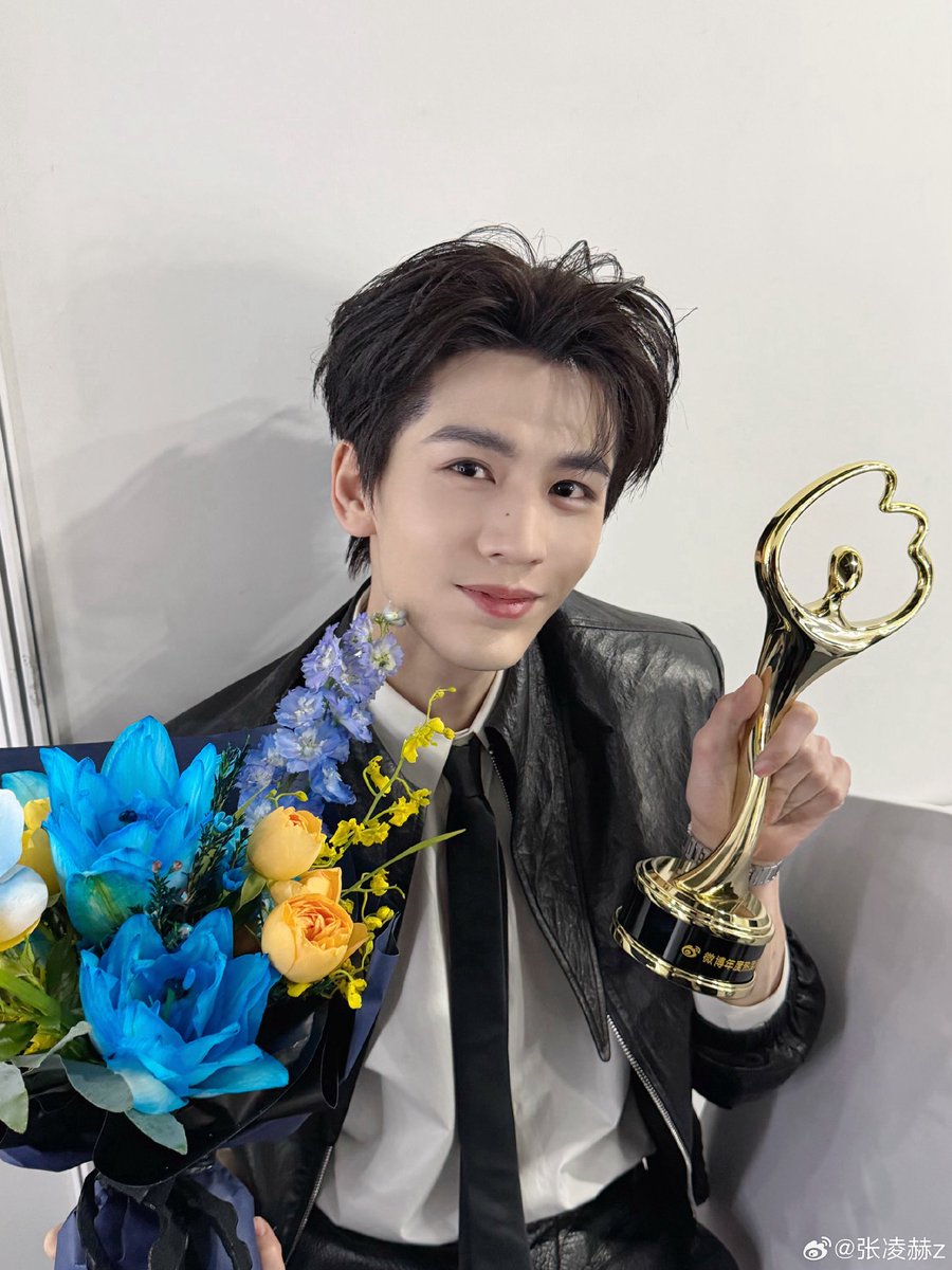 I received the Popular Actor of The Year Award at Weibo Night 2025, and even though it feels incredible, there’s a deeper sense of gratitude beyond just happiness. This award isn’t only about personal achievement, but about every step, every scene, and every support that has
