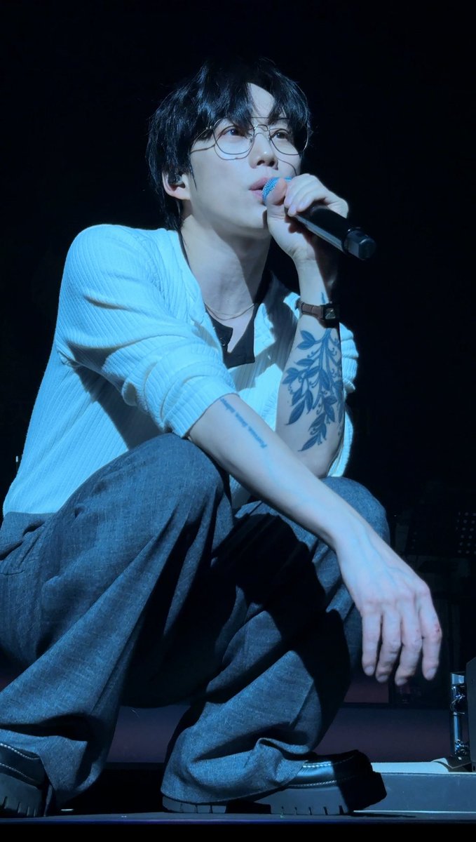 갑자기 권정열오빠님이 저벅저벅 걸어오더니 앞에 앉으심