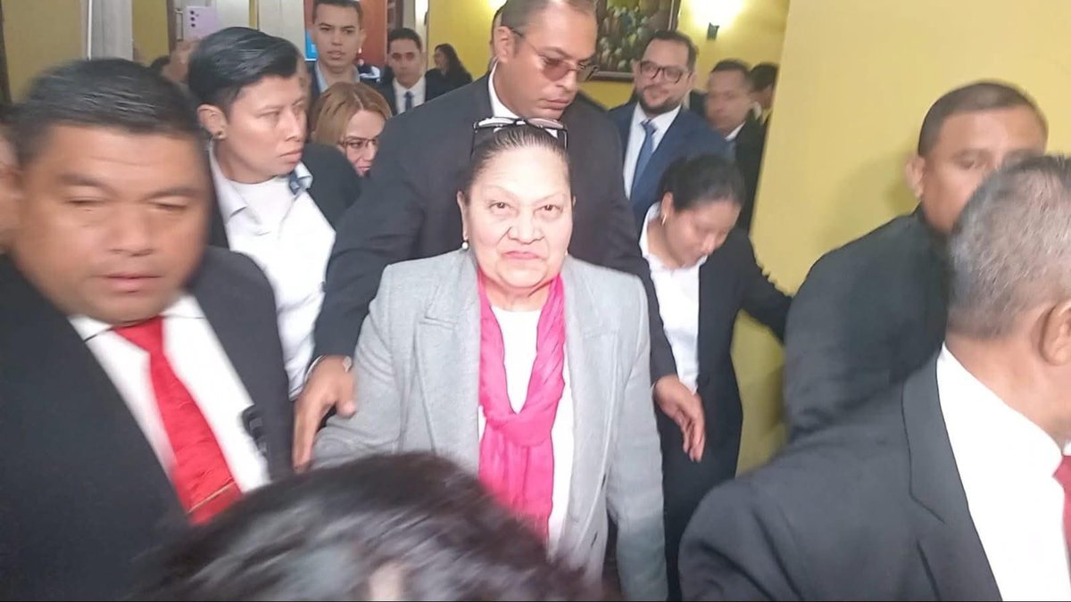 La niacomisma del creador de casos del <a href="/MPguatemala/">MP de Guatemala</a> , Consuelo Porras, presentó ante el CSU su expediente de postulación como magistrada titular y suplente de la CC, lo que busca es protección por lo delitos que ha cometido al frente del MP, ahora es que busca quedar impune.