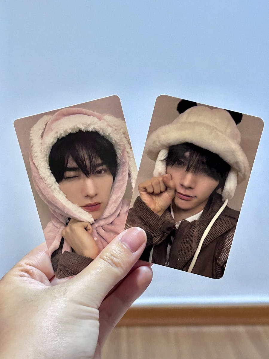 aowrx_wav's tweet photo. NOT ONE, BUT TWO JINBEOM POCAS 

WAH 대박 🥺🥺

#JINBEOM #진범
#WHIB #휘브 https://t.co/J0XbzsIGfL