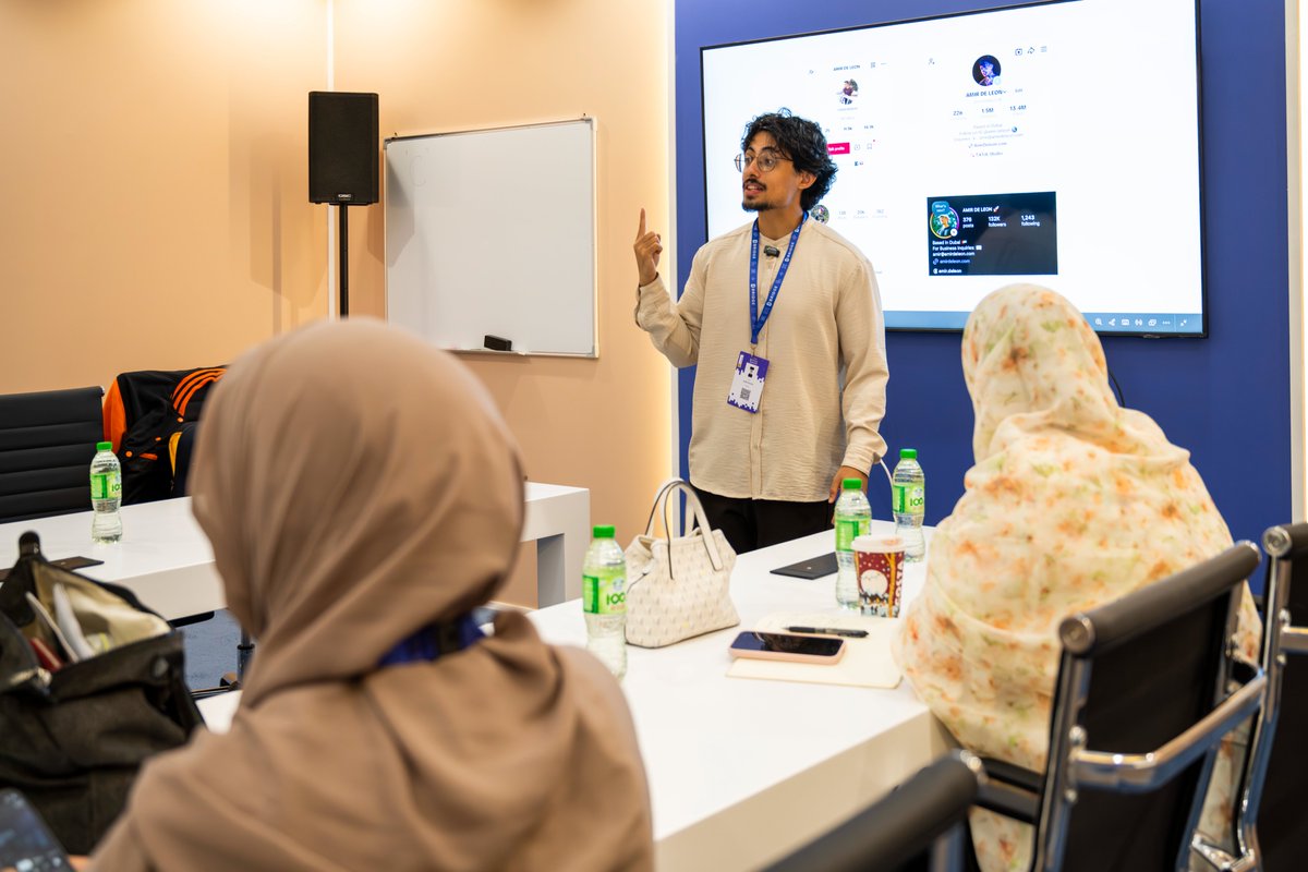 WMediaBridge's tweet photo. Starting is easy. Staying relevant is the challenge. Amir guides creators on building their brand and navigating social media trends to keep their voice current and impactful. At BRIDGE Summit, it’s all about turning content into lasting influence.

#WorldMediaBRIDGE
#BRIDGESummit