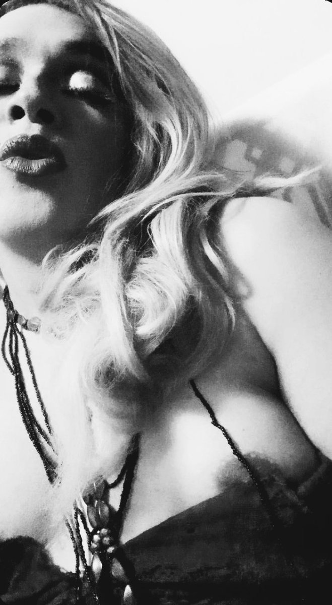 Necesito unos labios q deboren mis tetas a cambio doy los míos y devoró trocitos d carne siiii??💋👉🍆💦(RT RT RT)