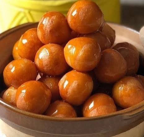 alimoeed374's tweet photo. رمضان على الأبواب 🌙 
يفصل ثوب العيد من بدري ويوم عيد الفطر  يلبسه يحصله ضيق ويتخاصم مع الخياط 😊يا طيب هذه من اللقيمات والسمبوسة😂 https://t.co/AgoFgxXURr