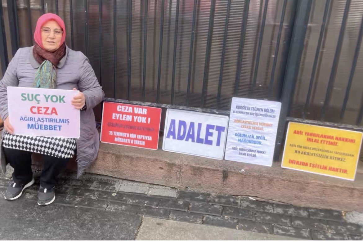 1️⃣ yıl 1️⃣0️⃣ ay 6️⃣ gündür
<a href="/adalet_bakanlik/">T.C. Adalet Bakanlığı</a> önündeyim; 
İktidar, darbe iddiasını güçlü tutabilmek için  
18–20’li yaşlardaki 3.000 den fazla yetkisiz genç askeri “dolgu malzemesi” yaptı.

Önyargılarla suç isnat edildi.

Askerî öğrenciler ve kursiyer teğmenler
Terör suçu işlemedi.