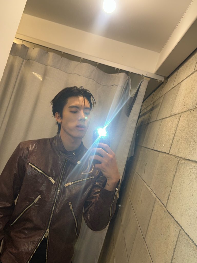 NYUR7C's tweet photo. mirror pic eric genre wins! https://t.co/ocSm2YPWGm