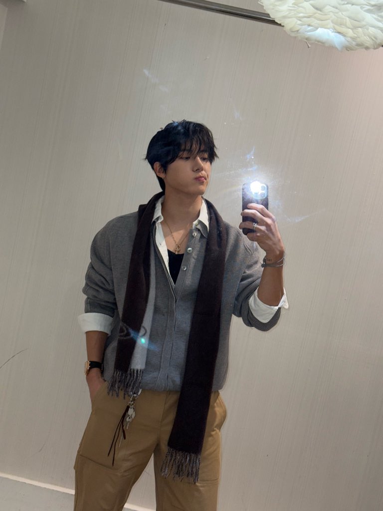 NYUR7C's tweet photo. mirror pic eric genre wins! https://t.co/ocSm2YPWGm