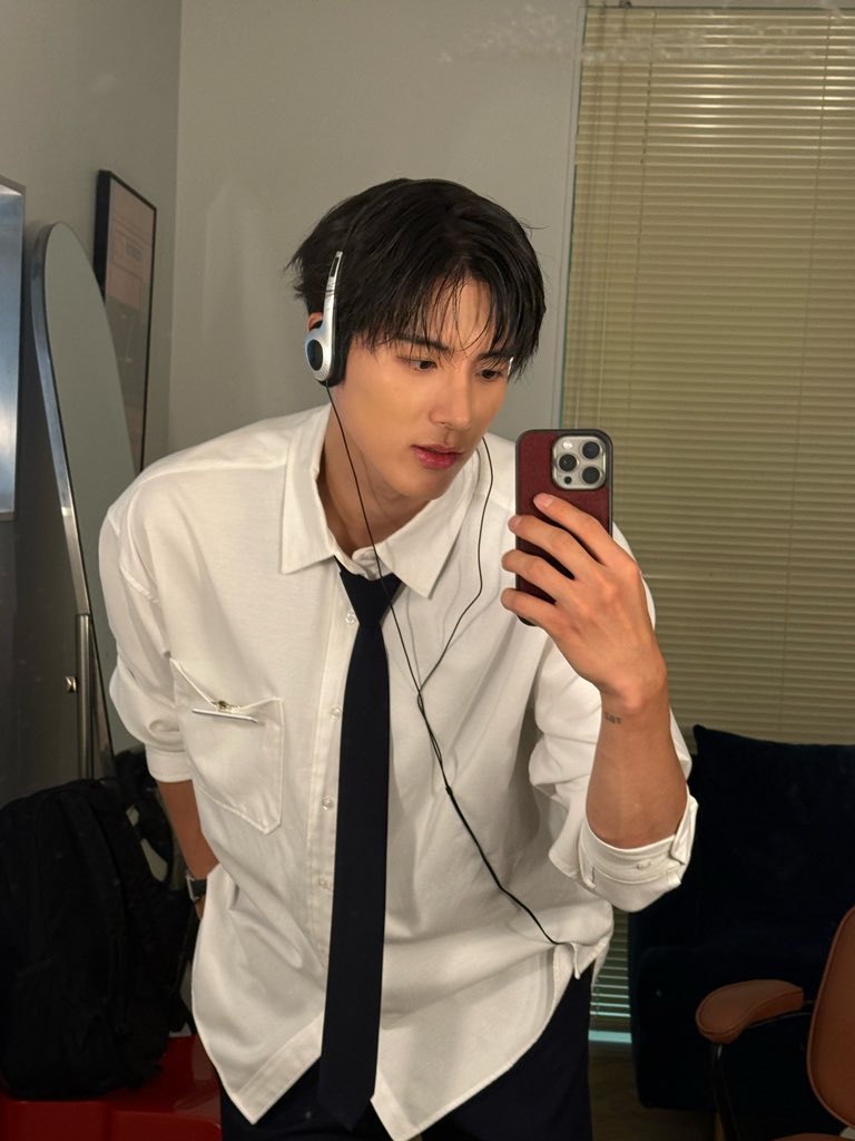 NYUR7C's tweet photo. mirror pic eric genre wins! https://t.co/ocSm2YPWGm