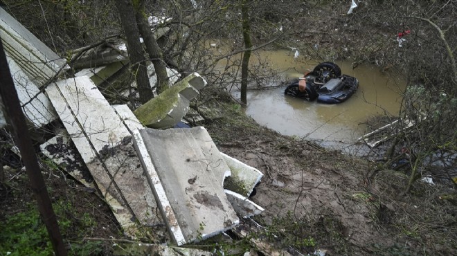 İzmir'deki sel kabusundan bir acı haber daha: Can kaybı 3'e çıktı!

İzmir'in Menderes ilçesinde, dün akşam etkili olan sağanak sırasında dere üzerindeki köprüden geçerken sel sularına kapıldığı öne sürülen otomobildeki 4 kişiden 2'si kendi imkanlarıyla kurtulurken, 2 kişi öldü