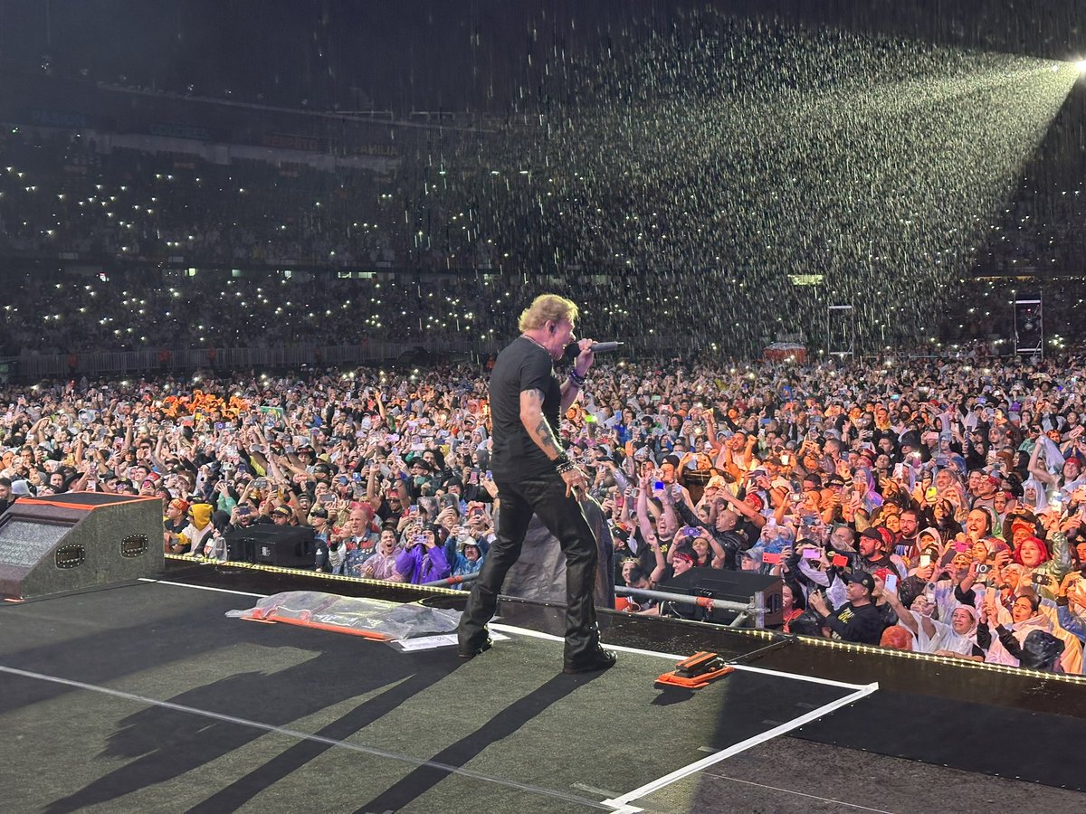 deljamesgang's tweet photo. Happy birthday to @axlrose, a loyal, true blue friend for over 40 years!! https://t.co/DNSlyDaTuD