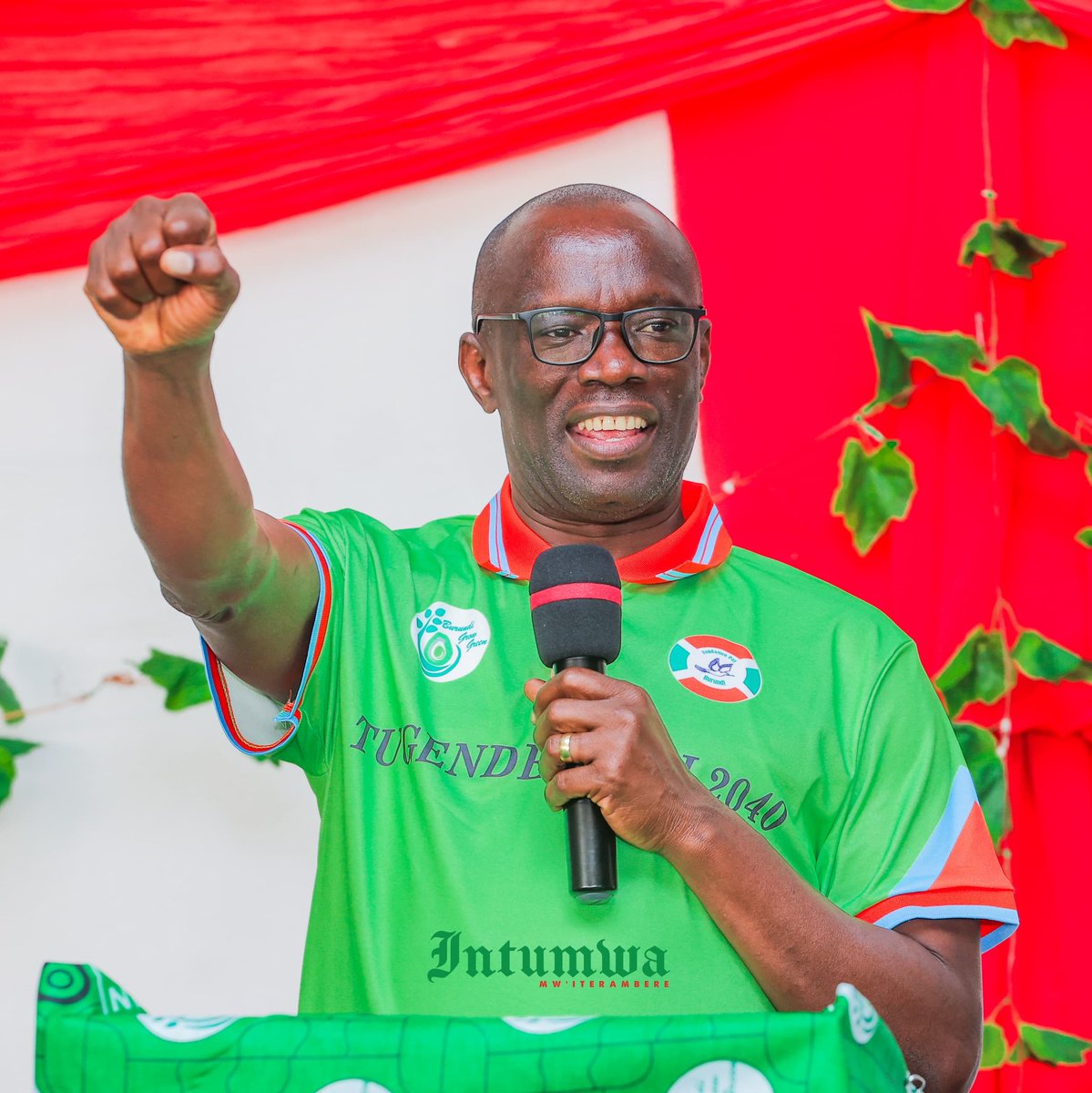 DBusago61464's tweet photo. #Burundi,06/02/2026,I Musongati ,Umunyamabanga Mukuru wa CNDD-FDD yagendeye aakenyezi bahurikiye muri Koperative sangwe basanzwe barima amaboka,n'inanasi,akaba yabateye intege yongera abahanura kuba inkingi y'urugo
@GeneralNeva 
@DorianeMunezero 
@CBurunga https://t.co/TiAwSoZaaf