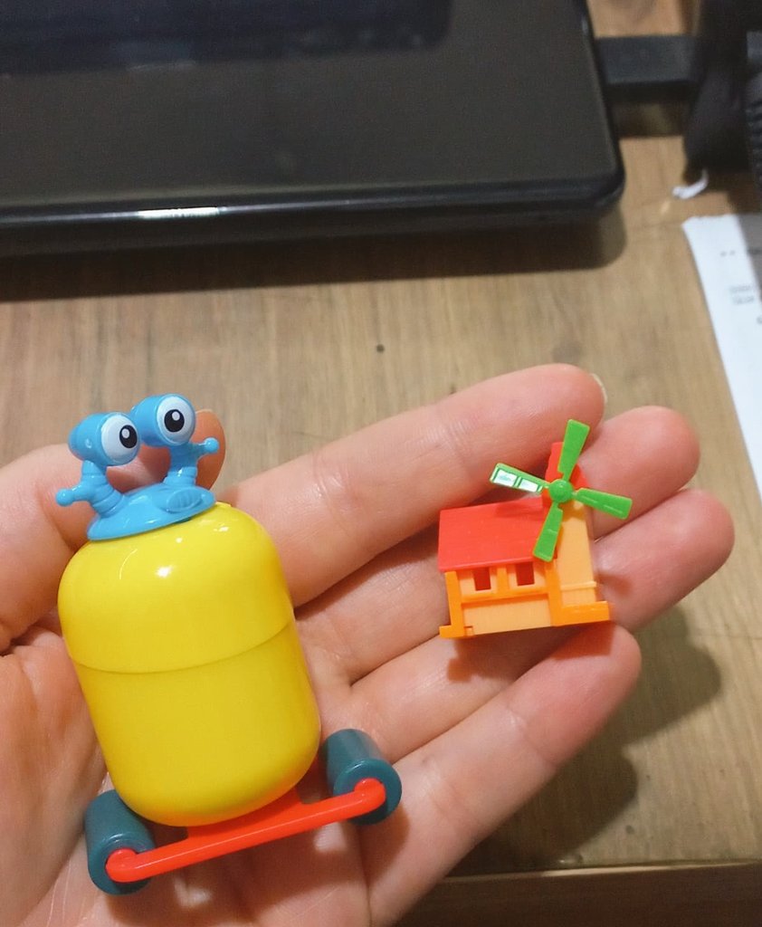 semanurmat's tweet photo. sevgili günlük✍️
sena bugün sürpriz yumurta aldı ve içinden çıkan oyuncak bu sene elde edeceğimiz şeyden bir ipucu olsun dedi. bana bu ev çıktı (toki başvurum kabul olur inşallah:)) ona da bu adını koyamadığımız garip oyuncak çıktı beğenmedi kabul etmiyor (yaş 25'e günler kala) https://t.co/h3RktmIdoT