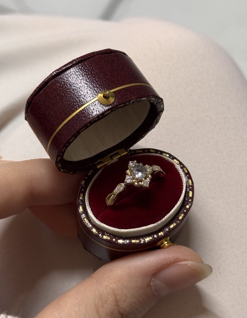 Kızlar 
Ve 
Hayallerini
Süsleyen 
Yüzükleri