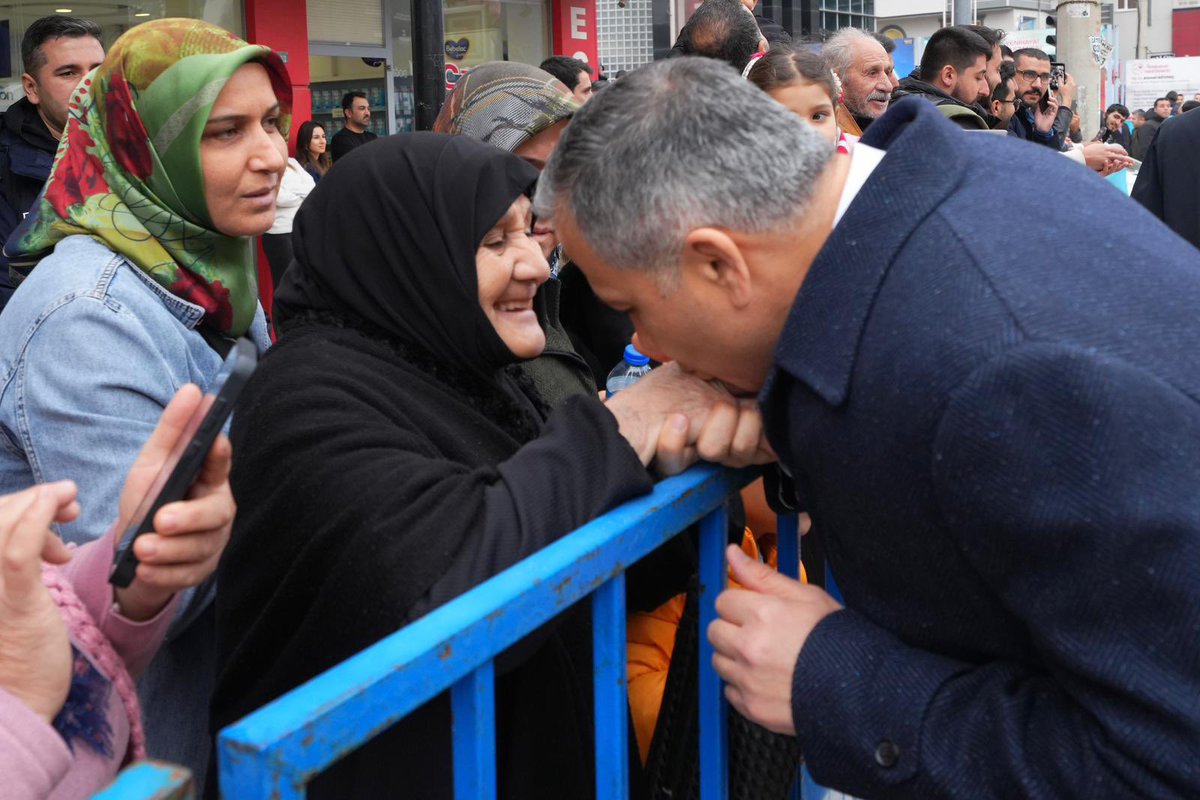 AliYerlikaya's tweet photo. Asrın Felaketi’nin yıl dönümünde, zor günlerde kenetlenmeyi, darda kalındığında paylaşmayı bilen, “Devlet -Millet el ele” sözünün bu topraklardaki canlı şahidi olan Osmaniye’mizdeydik.

Hamd olsun, Osmaniyeli kardeşlerimizle birlikte ortaya çok güçlü bir irade koyduk.
“Yapılamaz” denilenleri yaptık.

“Başarılamaz” denilenleri başardık.
Birileri sadece laf üretirken, milletçe el ele verdik, Asrın Birlikteliğini gerçekleştirdik.

Büyük ve Güçlü Türkiye için omuz veren, gücümüze güç katan Osmaniyeli kardeşlerimin her birine ayrı ayrı teşekkür ediyorum.

#TürkiyeminGücüneBak🇹🇷 

📍Osmaniye