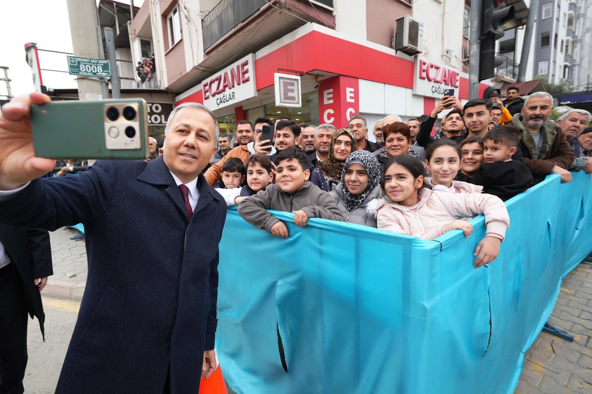 AliYerlikaya's tweet photo. Asrın Felaketi’nin yıl dönümünde, zor günlerde kenetlenmeyi, darda kalındığında paylaşmayı bilen, “Devlet -Millet el ele” sözünün bu topraklardaki canlı şahidi olan Osmaniye’mizdeydik.

Hamd olsun, Osmaniyeli kardeşlerimizle birlikte ortaya çok güçlü bir irade koyduk.
“Yapılamaz” denilenleri yaptık.

“Başarılamaz” denilenleri başardık.
Birileri sadece laf üretirken, milletçe el ele verdik, Asrın Birlikteliğini gerçekleştirdik.

Büyük ve Güçlü Türkiye için omuz veren, gücümüze güç katan Osmaniyeli kardeşlerimin her birine ayrı ayrı teşekkür ediyorum.

#TürkiyeminGücüneBak🇹🇷 

📍Osmaniye