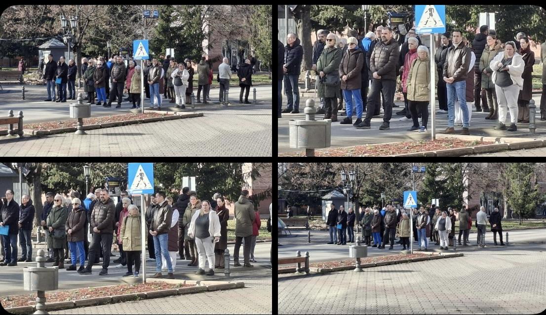 pantic5726's tweet photo. Par parazita u pohodu na drzavu.
Sombor danas...
😂😂😂😂😂
#blokaderi #Sombor #ispumpani
#pogledati https://t.co/B8btKkPCdr
