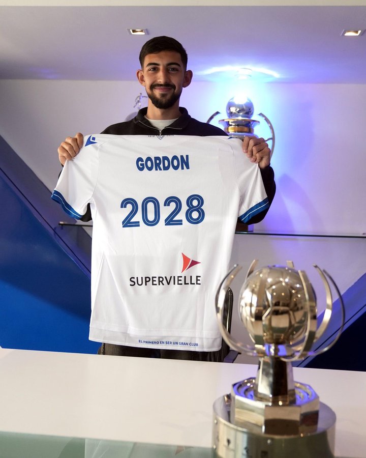 BAJA SENSIBLE 🚑 

El parte médico oficial de #Velez, indicó que Jano Gordon sufrió la rotura de ligamento cruzado anterior de la rodilla derecha en el día jueves.
➕ Será intervenido quirúrgicamente en la semana entrante.
🔁 Joaquín García será su reemplazante frente a #Boca.