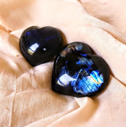 InsightStones's tweet photo. Verschillende mooie edelsteen hartjes. Leuk voor valentijnsdag! ❤️#insightstones #hartje #liefde #valentijnsdag #edelsteen #labradoriet #amethist
labradoriet:
https://t.co/jEa85DkSXM
amethist:
https://t.co/gpwVW1xh9M
bergkristal:
https://t.co/LTJ2klNvTz https://t.co/rfBQFuRoxw