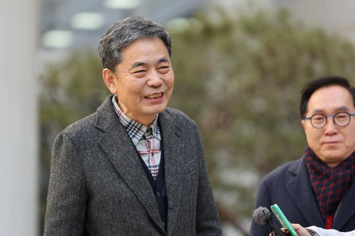 송요훈 기자

'50억 클럽'의 곽상도 전 국힘당 의원이 검찰의 기소는 잘못이라는 공소 기각 판결을 받았군요. 나라 꼴이 왜 이 모양인가, 분통이 터집니다. 허탈합니다.

그런데, 사실상 같은 혐의로 또 기소한 거라 공소 기각 판결을 내린 것이라고 하니 이건 판사의 문제가 아니라 검찰의 문제가