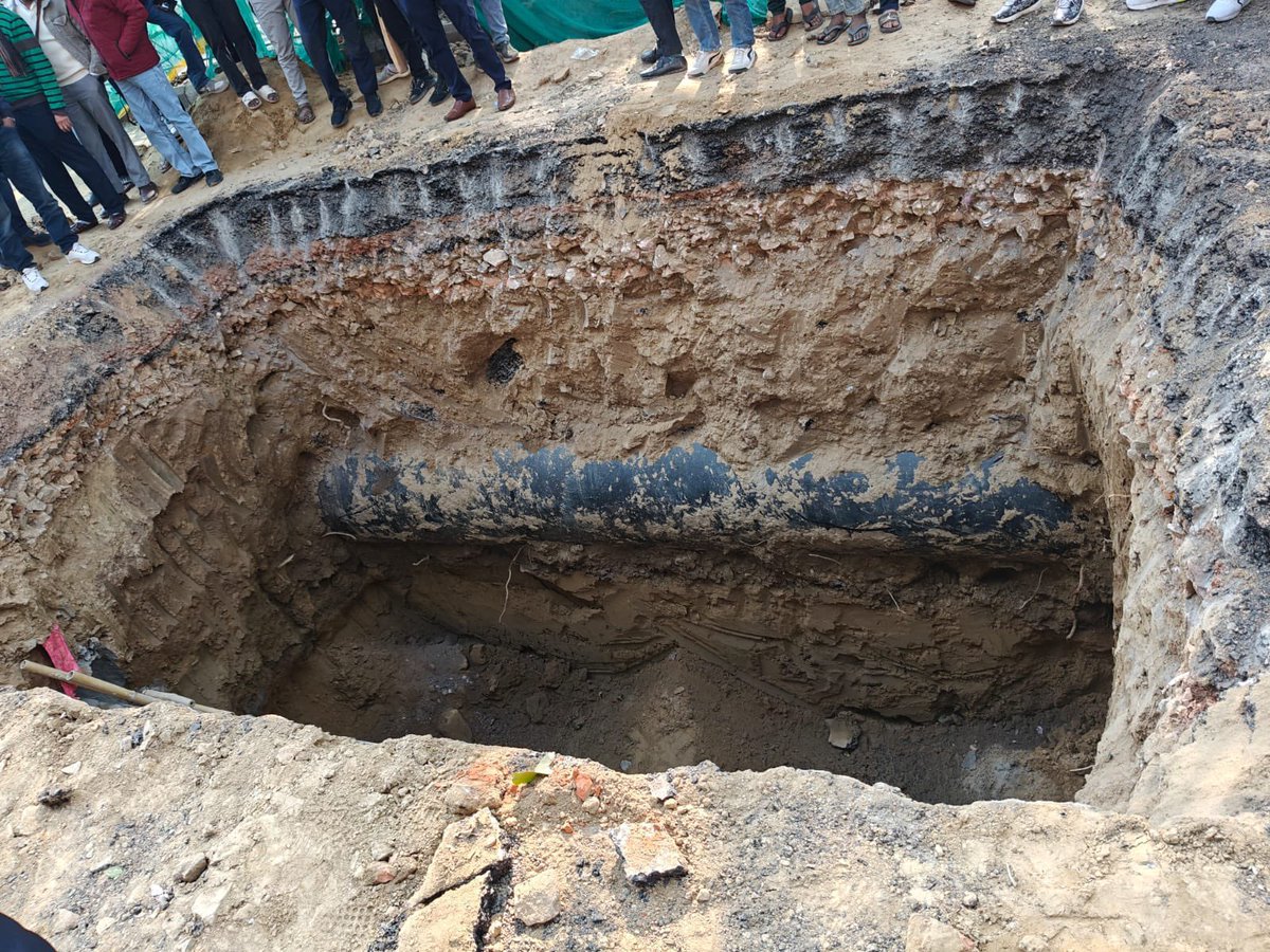 ये दिल्ली है। राजधानी। सेक्टर १५० नोएडा में युवराज मेहता की मौत के कुछ दिन बाद अब यह। एक बाइकर यहाँ मृत मिला। अब दिल्ली के सारे इंजन भाजपा सरकार के हैं। ये गढ्ढा दिल्ली जल बोर्ड ने खोदा है। इस मौत की ज़िम्मेदार रेखा गुप्ता की दिल्ली सरकार है।
