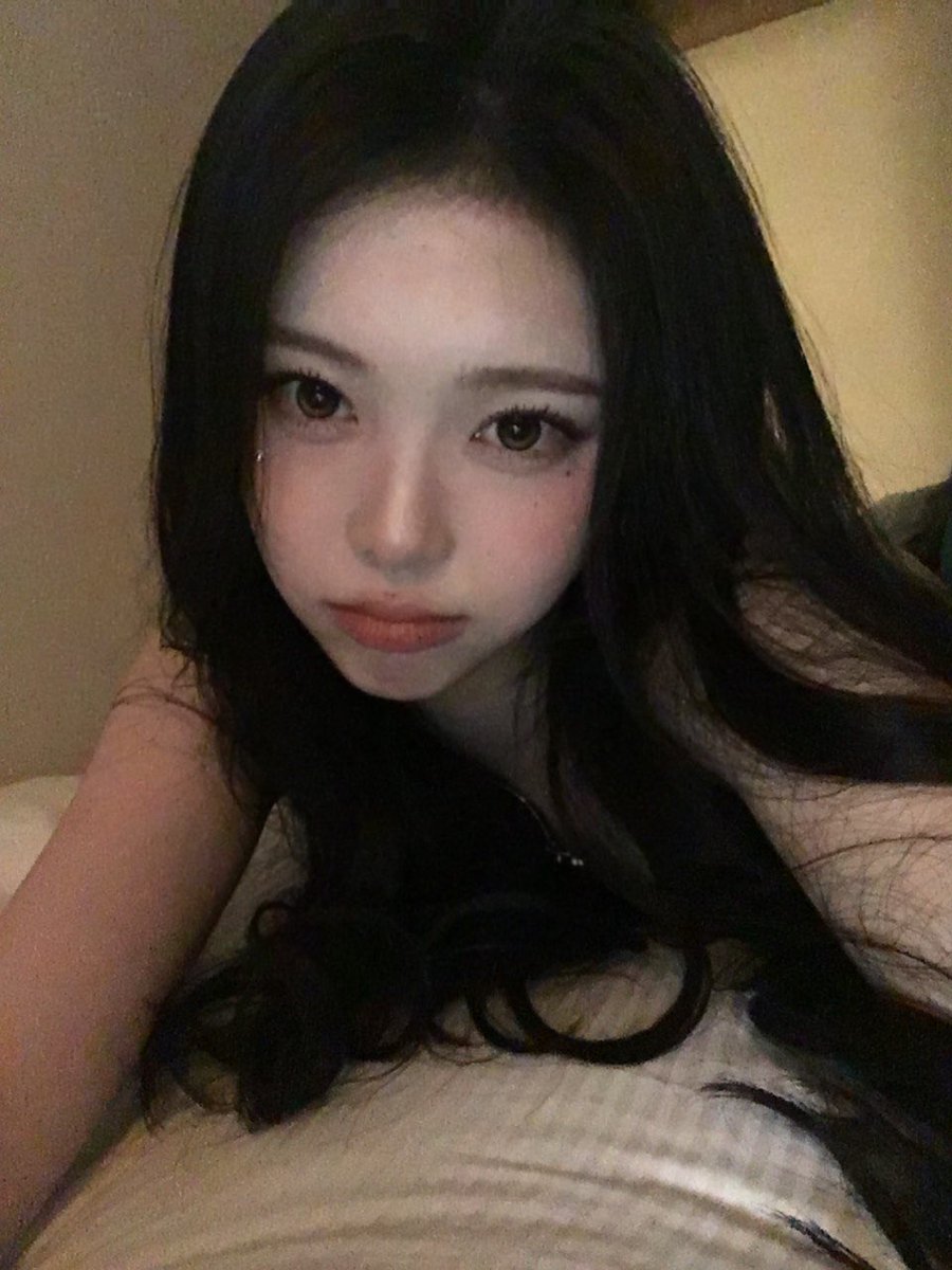 ianpicts's tweet image. this is why u need to stop feeding idols' faces to ai.. notice how she looks a billion times better in the REAL photos