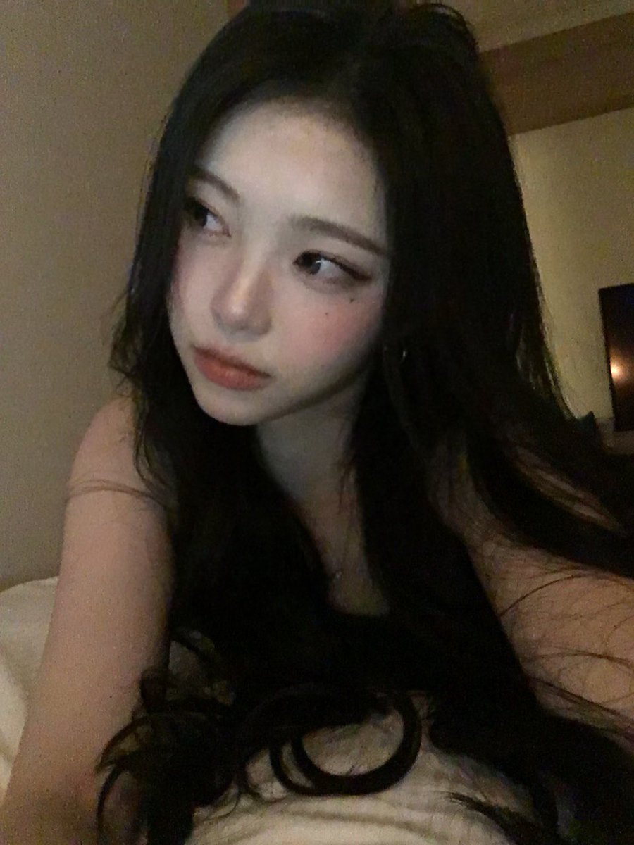 ianpicts's tweet image. this is why u need to stop feeding idols' faces to ai.. notice how she looks a billion times better in the REAL photos