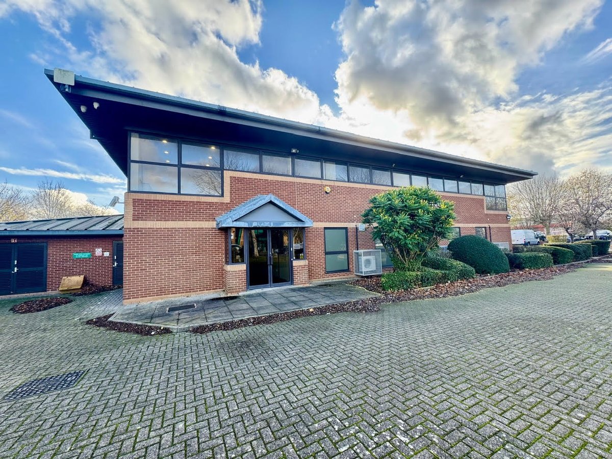 DBKProperty's tweet photo. New Instruction!  13,332 sq.ft. Two-Storey #office and #laboratory building offering flexible accommodation, situated within landscaped grounds on a site extending to approx. 1.5 acres #Freehold #ForSale #Aylesbury #Industrial #DevelopmentSite https://t.co/91MKCh0Iou