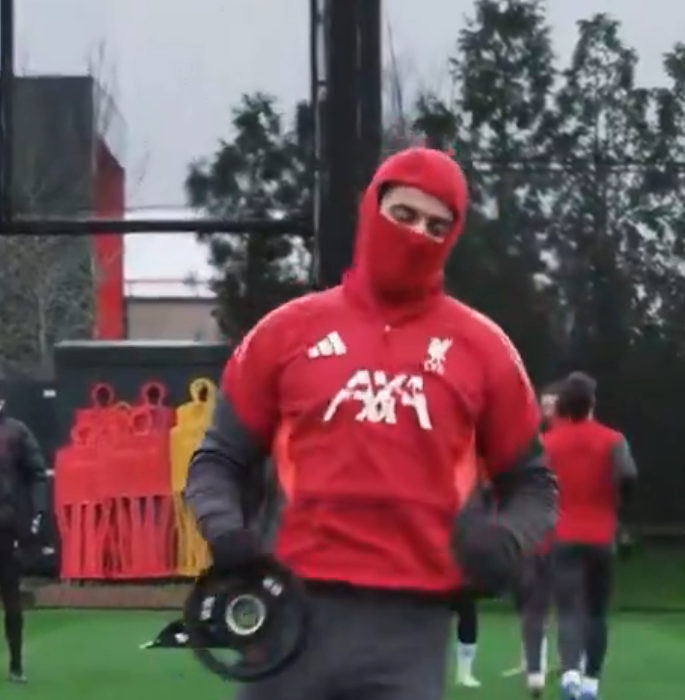 krayLFC's tweet photo. Liverpool squad so thin we got Esdeekid doing training with the first team now https://t.co/1ea8nQd7Pq