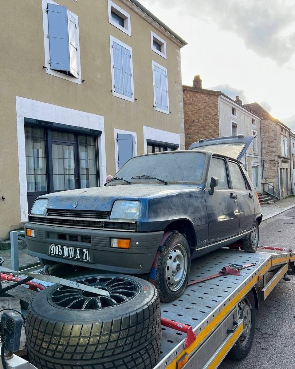 tucoche_'s tweet photo. Un Renault 5 TL 1982 0 KM fue encontrado en una casa y hallado en perfectas  condiciones en donde sus placas definitivas aun no se habían puesto y estaban en el interior del carro. La dueña lo compró y como no tenía licencia y nunca estuvo bien segura para manejar lo dejo ahí. https://t.co/4K9VMl5021