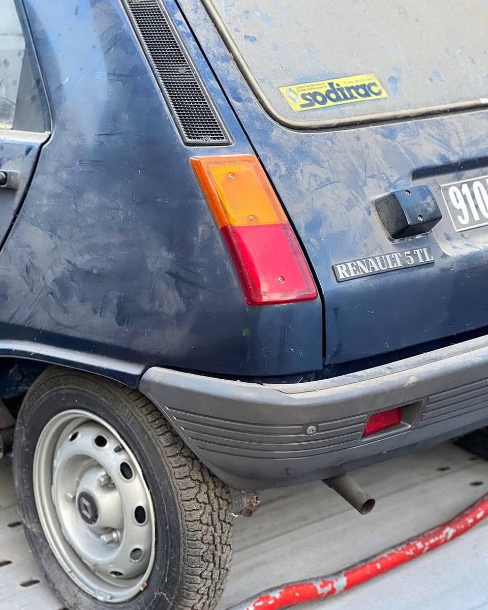 tucoche_'s tweet photo. Un Renault 5 TL 1982 0 KM fue encontrado en una casa y hallado en perfectas  condiciones en donde sus placas definitivas aun no se habían puesto y estaban en el interior del carro. La dueña lo compró y como no tenía licencia y nunca estuvo bien segura para manejar lo dejo ahí. https://t.co/4K9VMl5021